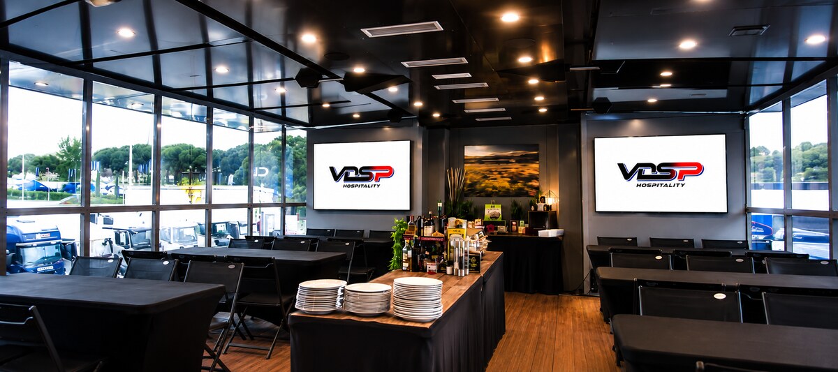 Lower level dining floor